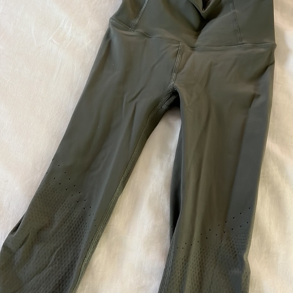 Green Lululemon high waisted leggings with zipper back pocket - Picture 4 of 6